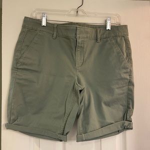 LOFT MARISSA GREEN SHORTS. SIZE 10. EUC.